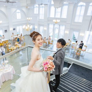 挙式前やパーティ中に大階段からのサプライズ登場でゲストも歓喜する。憧れのドレスでシンデレラ降りは、全ての花嫁の夢を叶えます|ピアザ デッレ グラツィエの写真(6880216)
