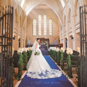 花嫁さまのウェディングドレスが綺麗に映えるブルーバージンロード。|ピアザ デッレ グラツィエの写真(17395290)