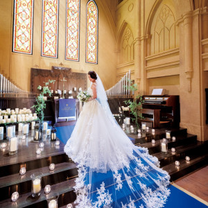 マリアブルーとステンドグラスの織りなすコントラストが花嫁を引き立たせる|ピアザ デッレ グラツィエの写真(6262306)