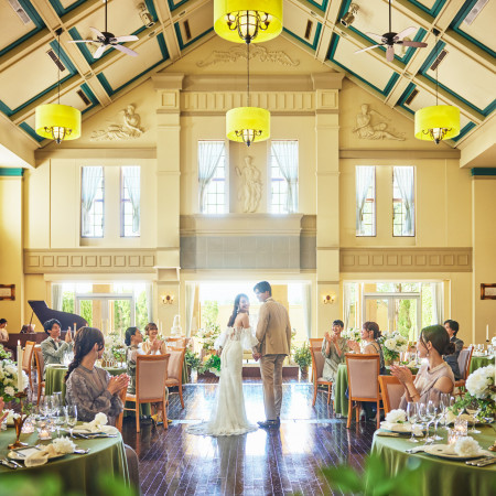 大きな窓から見える自然豊かなガーデンや明るい会場はゲストもゆったりと過ごせる空間です 装花をおふたり好みにコーディネートすることで会場の雰囲気もガラッと変わります★