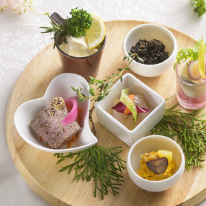 【シャンドフルール】旬の食材や県産品を活かし、結婚式の日にふさわしい華やかさのある彩り豊かなコース。|モルトン迎賓館 青森の写真(51200122)