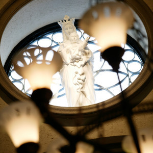チャペルに一歩あしを踏みいれると正面には、おふたりを見守るマリア像|モルトン迎賓館 青森の写真(13617975)