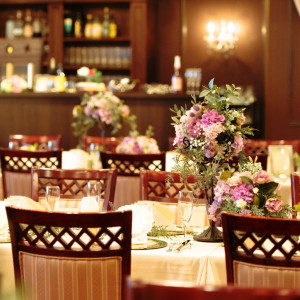 ドレスや演出と合わせてテーブルのお花もお好みでコーディネートOK|モルトン迎賓館 青森の写真(13623746)
