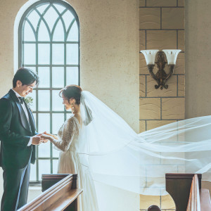 【チャペル St.Warrence】大きな窓から差し込む温かな光の中 おふたりの人生の中で最も輝く瞬間を|モルトン迎賓館 青森の写真(50532822)