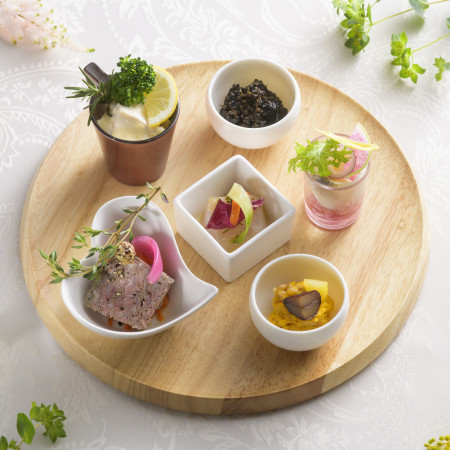 【シャンドフルール】旬の食材や県産品を活かし、結婚式の日にふさわしい華やかさのある彩り豊かなコース。