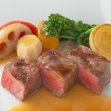 ゲストの年齢や状況に合わせて、食べやすいサイズにして提供。
