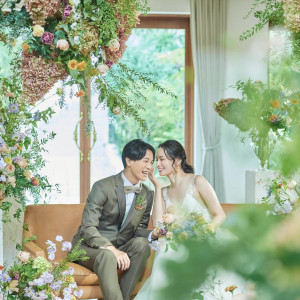 【ソファスタイルでアットホームパーティを】人気の高砂はアットホームにふたりらしくアレンジ！ゲストと会話が弾む空間に。コーディネートは何でもフローリストに相談しよう。|アニヴェルセル江坂（新大阪）の写真(56022449)