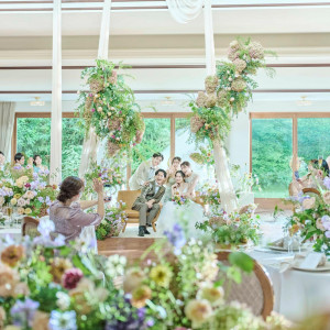 ナチュラル＆アット―ホームな「キャトルセゾン」天井高く、吹き抜けの窓からは360度の方面から太陽光が注ぐ。100通り以上のコーディネートがあるから、雰囲気も自由自在。|アニヴェルセル江坂（新大阪）の写真(56021597)