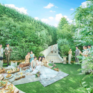 一軒家貸切りの邸宅で叶える結婚式。隣接するお庭と雨天時も安心のインナーガーデンも併設。ウェルカムパーティーやデザートブッフェでゲストの皆様と楽しい時間を過ごせます。|アニヴェルセル江坂（新大阪）の写真(56021698)