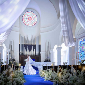 ロイヤルブルーのバージンロードには繊細な刺繍が映えること間違いなし!ドレスショップ2社提携のため、豊富なラインナップを取りそろえ♪一緒に運命の一着を探しましょう!|アニヴェルセル江坂(新大阪)の写真(56022667)