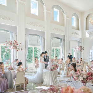 プロのフラワーコーディネーターとのお打合せでメインもおしゃれにコーディネートができます。ソファスタイルなど流行りのアイテムを使ってイメージに合わせてご準備できます。|アニヴェルセル江坂（新大阪）の写真(56021520)