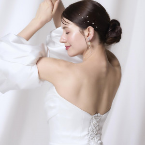 【その人本来の美しさを最大限に引き出す】ビューティアドバイザーとのリハーサルを重ね、花嫁の魅力や個性を引き出しながら、「いちばん美しい笑顔」をともにつくり上げる。|アニヴェルセル江坂（新大阪）の写真(56022792)