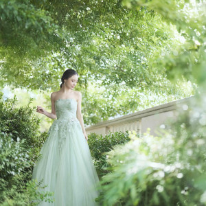 花嫁のドレスを身につける時間も当日は夢のように過ごして頂きたいから…。花嫁専用のブライズルームも会場に完備。可愛いお部屋でリラックスしながらドレスを身につけて。|アニヴェルセル江坂(新大阪)の写真(56022696)