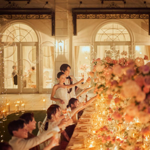 ★キャンドルの温かい光が広がる幻想的な結婚式★アニヴェルセルでも人気のNight Wedding。トワイライトのお時間はロマンティックな雰囲気で過ごすことができます。|アニヴェルセル江坂（新大阪）の写真(56022372)