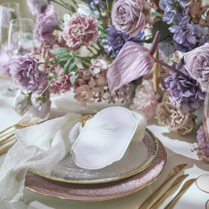 【ナチュラルなコーディネート】メロウな色調のスタイリング。アイボリートーンのナチュラルで穏やかな祝福の空間を演出。ホワイトベースの会場には、幅広いコーディネートをご提案。|アニヴェルセル江坂（新大阪）の写真(56022309)