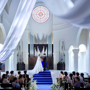 幸せのロイヤルブルーがひと際目を惹くアニヴェルセル江坂自慢のチャペル。ご新婦様が選ばれた特別なウェディングドレスが良く映える空間で、素敵なお写真を多く残していただけます。|アニヴェルセル江坂（新大阪）の写真(56021288)
