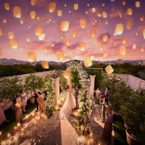 【人気のNight Wedding】ガーデンに輝くイルミネーションで幻想的な雰囲気に。キラキラなイルミネーションをバックにおしゃれなトワイライトウェディングを叶えて。|アニヴェルセル江坂（新大阪）の写真(56021873)