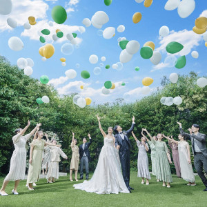 緑あふれるパーティー会場で上質×ナチュラルお洒落な結婚式が叶う。雰囲気の異なる2つのパーティー会場には、それぞれプライベートガーデン付き◎お外での演出も可能です。|アニヴェルセル江坂（新大阪）の写真(55833599)