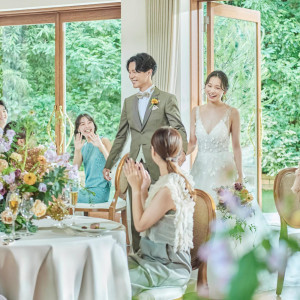 アットホームな会場で大切なみんなと触れ合える。隣接キッチンで作るお料理は出来立てをご提供。お料理重視のおふたりにもピッタリ。「和フレンチ」だから親族や親御様にもご好評。|アニヴェルセル江坂（新大阪）の写真(56021562)