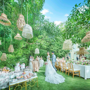 ガーデンでは自然に囲まれたナチュラルな雰囲気のお写真も。ケーキ入刀やバルーンリリースなど、素敵な演出のお手伝いも可能です。広々とした空間でおふたりらしいお時間を♪|アニヴェルセル江坂（新大阪）の写真(56021667)