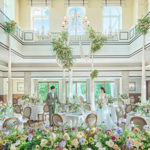 プロのフラワーコーディネーターとのお打合せでメインもおしゃれにコーディネートができます。ソファスタイルなど流行りのアイテムを使ってイメージに合わせてご準備できます。|アニヴェルセル江坂（新大阪）の写真(56021468)