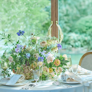 【グリーン×ホワイト】ナチュラルなテイストがお好きな方にはグリーンが多めのコーディネートを！アニヴェルセルはカトラリーやお皿・グラスまでフルカスタムが可能です♪|アニヴェルセル江坂（新大阪）の写真(56022014)