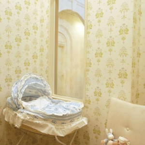 【ベビールーム】チャペル内には母子室が設置されているので、小さな子供連れのゲストもマジックミラーからセレモニーの様子を見学することができる。|アニヴェルセル江坂（新大阪）の写真(214490)