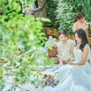 【ウェルカムパーティ】ガーデンやラウンジで、披露宴前のパーティも楽しい♪生ハムサーブも人気の演出!食前酒と一緒にゲストへのサプライズ！ガーデンで乾杯してパーティスタート|アニヴェルセル江坂（新大阪）の写真(56021841)