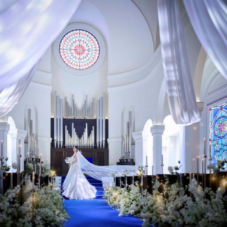 ロイヤルブルーのバージンロードには繊細な刺繍が映えること間違いなし！ドレスショップ2社提携のため、豊富なラインナップを取りそろえ♪一緒に運命の一着を探しましょう！