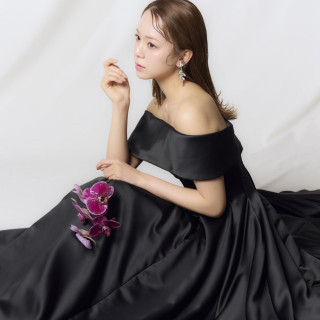 人気の「ブラックドレス」も様々な種類でご提案いたします♪選べるドレスが沢山あるから運命の1着が見つかります！好きなだけ試着をして幼い頃夢見ていたドレス選びを楽しんで。