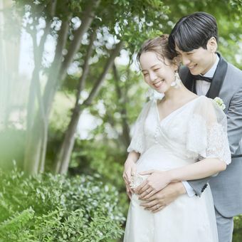 二人の愛と、新しい命の息吹。神秘的な輝きに包まれた、かけがえのない瞬間を。