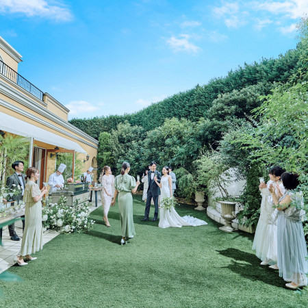 一軒家貸切りの邸宅で叶える結婚式。隣接するお庭と雨天時も安心のインナーガーデンも併設。ウェルカムパーティーやデザートブッフェでゲストの皆様と楽しい時間を過ごせます。