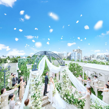 「大階段」で行う大切なみんなからの祝福のフラワーシャワー。緑と空に囲まれた開放感溢れる空間。雨天でも屋外でのフラワーシャワーが叶う全天候型プライベートガーデン付き。