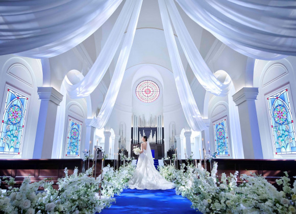 大階段でのプリンセス入場演出」｜アニヴェルセルカラーといわれている