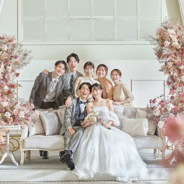 「大階段」でのフラワーシャワー。緑と空に囲まれた開放感溢れる空間。雨天でも屋外でフラワーシャワー可能