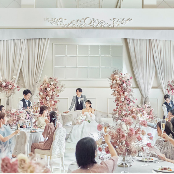 清潔感溢れる白基調の会場"シェルダジュール"。挙式後はパーティー会場で会食も可能。