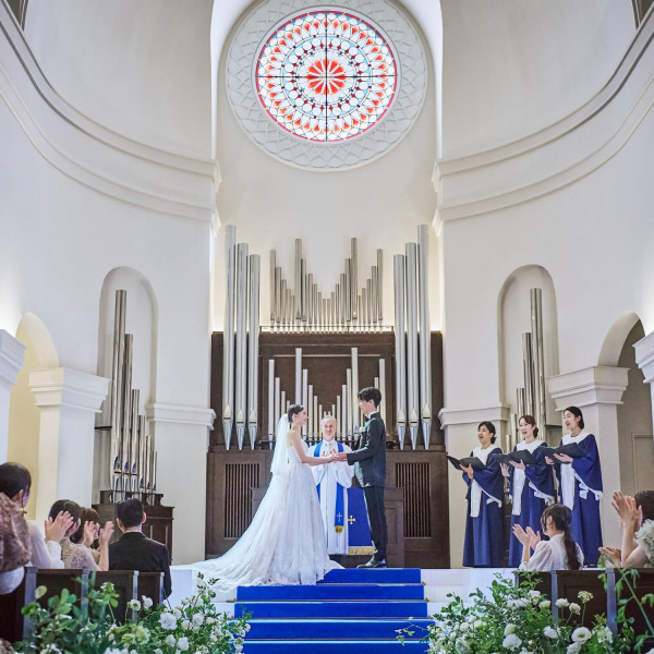 花と笑顔に包まれて 心ほどける特別なひととき。ソファやチェアスタイルのウェディングもご提案可能です。
