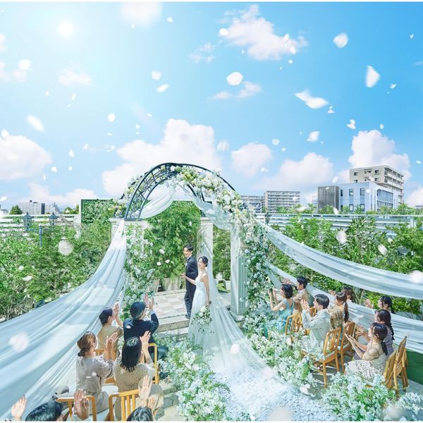 「大階段」でのフラワーシャワー。緑と空に囲まれた開放感溢れる空間。雨天でも屋外でフラワーシャワー可能