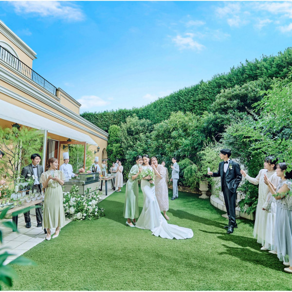 妊娠中でも心地よく過ごせる、洗練された結婚式をご提案します。暖かな気候でガーデンウェディングも。