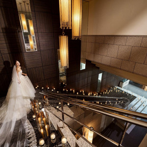 ドラマティックな階段演出で、印象に残る入場シーン。|アプローズスクエア東京迎賓館の写真(55894632)