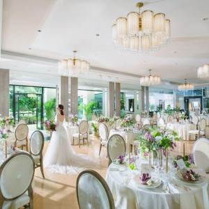 上質感漂う披露宴会場で、大人らしい華やかなひととき。|アプローズスクエア東京迎賓館の写真(55894628)