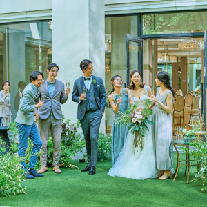 緑を背景にした集合写真で、一体感あるパーティシーン。|アプローズスクエア東京迎賓館の写真(55894635)