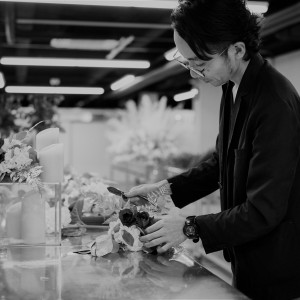おふたりのご結婚式直前まで、晴れの日を彩るお花のアレンジを心を込めて仕上げます|アプローズスクエア東京迎賓館の写真(25053666)