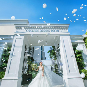 青空に映える大階段で叶う、開放感あふれる感動セレモニー。|アプローズスクエア東京迎賓館の写真(55894633)