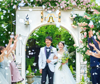 バイオリンやフルートの生演奏が美しく響き渡るなか、ゲストからの祝福のフラワーシャワーを受けて、幸せなひとときを