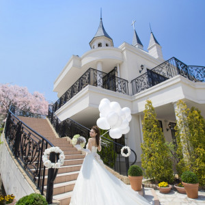 青空に映える大階段は、チャペルからのフラワーシャワーに最適！|ベルルクス・プチ（旧ベル・ルクス)の写真(474119)