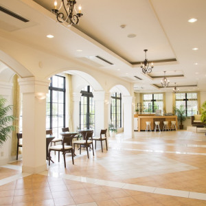 本館からチャペルへ抜けるホワイエ。緑の庭が一望できます。|ベルルクス・プチ(旧ベル・ルクス)の写真(474168)