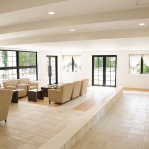 本館からチャペルへ抜けるホワイエ。緑の庭が一望できます。|ベルルクス・プチ(旧ベル・ルクス)の写真(474167)