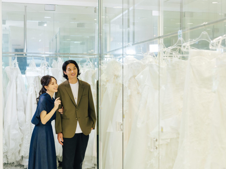 新作や人気ブランド含め200着以上の衣裳が揃う館内サロンあり