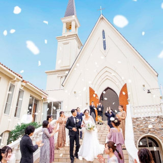 挙式後は憧れのフラワーシャワーで祝福を浴びて